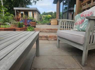 Steps down to the seating area Steps down to the seating area